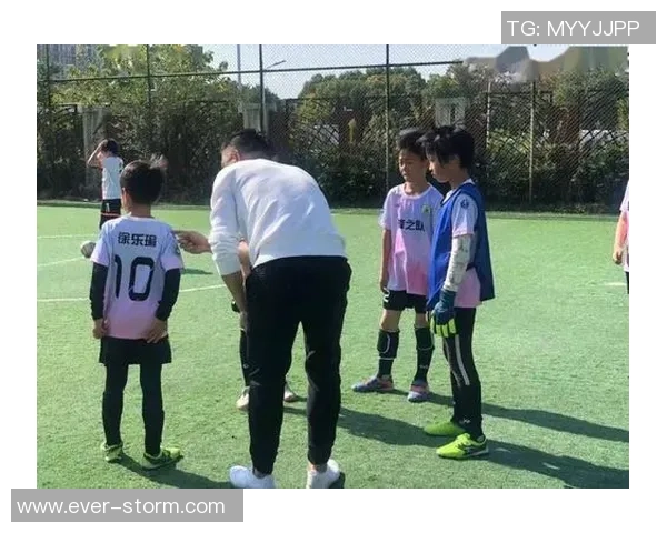 足球明星与女班长的校园爱情故事如何在绿茵场上绽放光彩